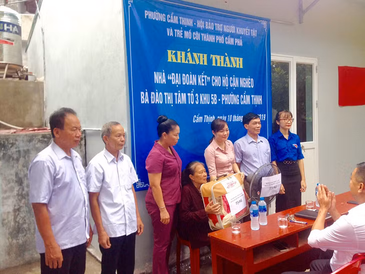 UBMTTQ và các đoàn thể chính trị xã hội phường Cẩm Thịnh tặng quà cho bà Đào Thị Tâm