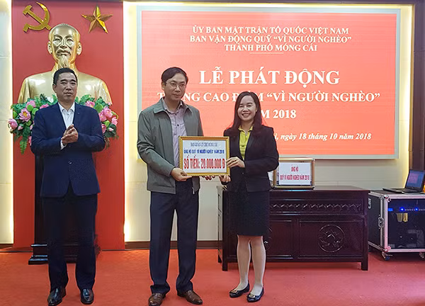 Các tổ chức, cá nhân ủng hộ Quỹ Vì người nghèo TP Móng Cái tại lễ phát động Tháng cao điểm 