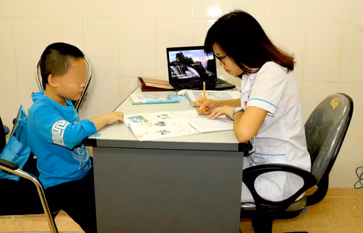 Kiểm tra sức khoẻ tâm thần cho bệnh nhân tại Bệnh viện Bảo vệ sức khoẻ tâm thần tỉnh.