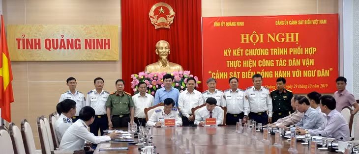 Đồng chí Nguyễn Xuân Ký, Bí thư Tỉnh ủy, Chủ tịch HĐND tỉnh và Trung tướng Hoàng Văn Đồng, Chính ủy Cảnh sát biển Việt Nam đã ký kết chương trình phối hợp 