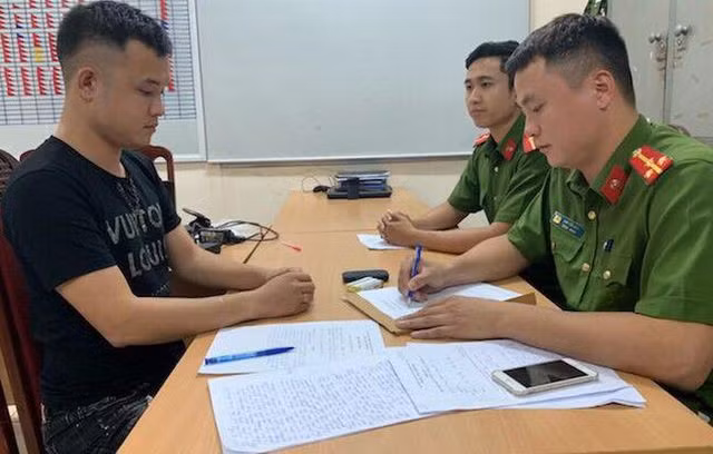 Đối tượng Hoàn tại cơ quan công an (Ảnh: ANTD).