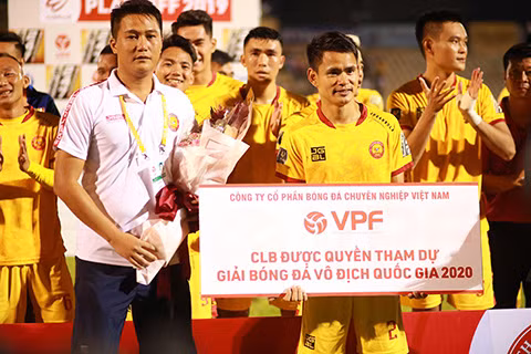 Niềm vui của cầu thủ Thanh Hóa sau khi trụ hạng V.League.