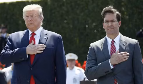 Bộ trưởng Quốc phòng Mark Esper (phải) và Tổng thống Trump trong một sự kiện hôm 25/7. Ảnh: AP.