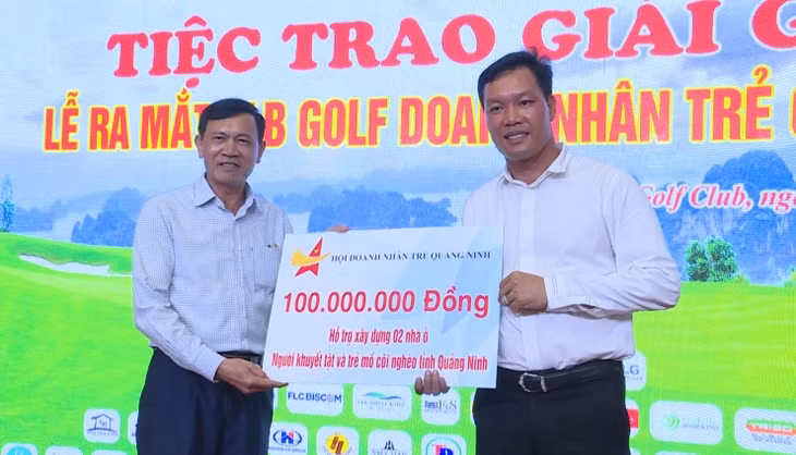 CLB Golf Doanh nhân trẻ Quảng Ninh trao tặng 100 triệu đồng cho Hội Bảo trợ người khuyết tật và trẻ mồ côi tỉnh Quảng Ninh.