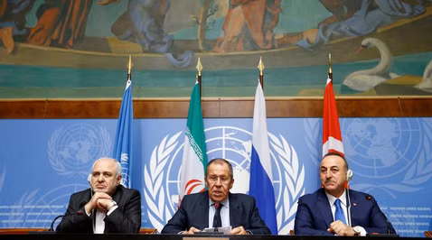 Ngoại trưởng Nga Sergey Lavrov (giữa) cùng với 2 người đồng cấp Thổ Nhĩ Kỳ Mevlut Cavusoglu (phải) và Iran Mohammad Javad Zarif trong cuộc trao đổi tại Geneva, Thụy Sĩ ngày 29/10/2019. Ảnh: Reuters