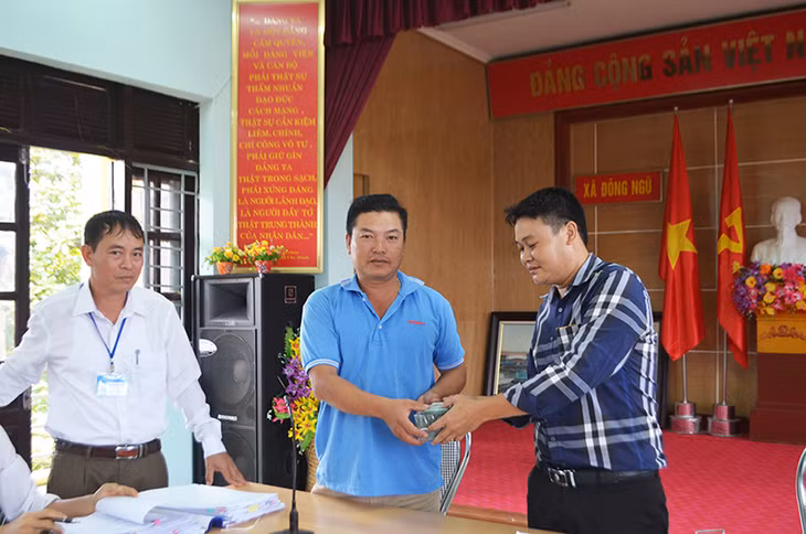 Chi trả tiền bồi thường GPMB dự án cao tốc Vân Đồn - Móng Cái cho người dân bị ảnh hưởng trên địa bàn xã Đông Ngũ (ngày 19/10/2018). Ảnh: Thanh Hoa