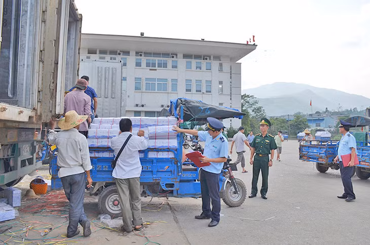 Cán bộ Hải quan và Biên phòng phối hợp kiểm tra hàng hóa trước khi thông quan tại khu vực Cửa khẩu Bắc Phong Sinh (huyện Hải Hà).