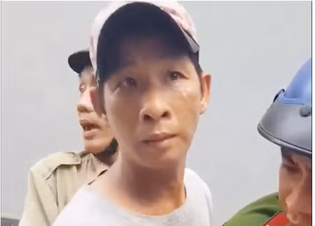 Cảnh sát đưa Việt về trụ sở làm việc. Ảnh cắt từ video.