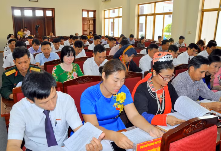 Các đại biểu nghiên cứu tài liệu Kỳ họp.