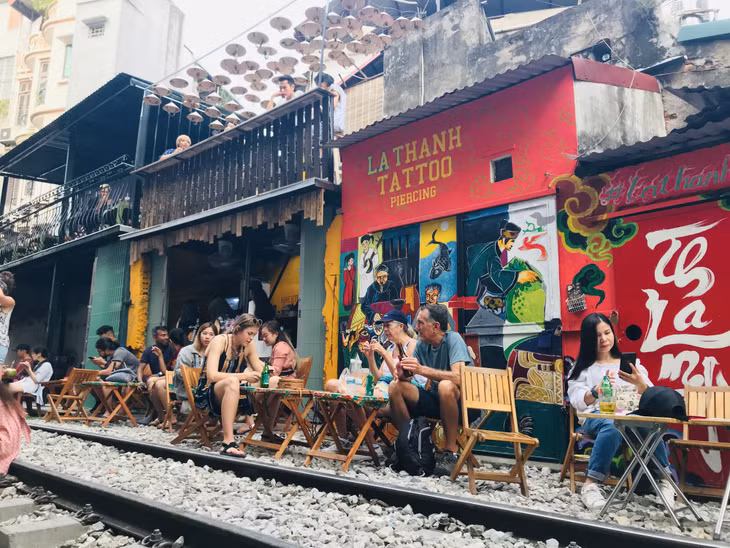 Hà Nội đã xử phạt 68 quán cà phê đường tàu - Ảnh minh họa - Nguồn: https://thuongtruong.com.vn