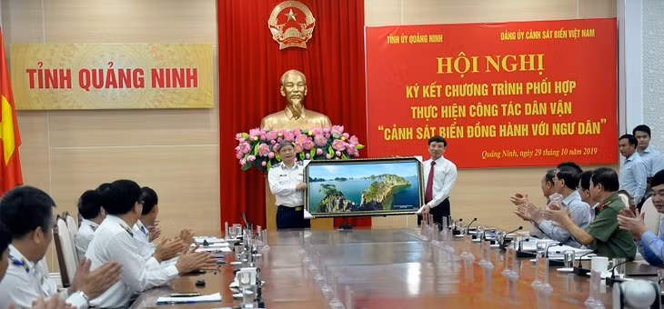 Đồng chí Bí thư Tỉnh ủy trao tặng lưu niệm cho Trung tướng Hoàng Văn Đồng, Chính ủy Cảnh sát biển Việt Nam.