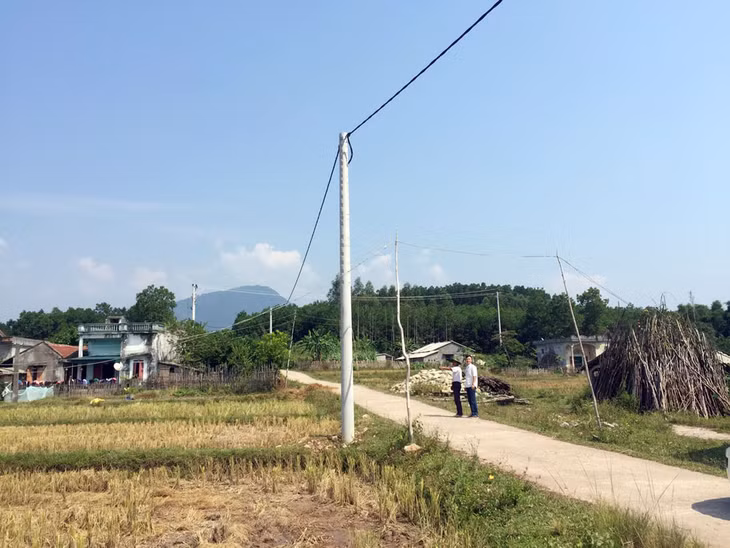 Hiện nay nguồn cung cấp điện sinh hoạt và sản xuất cho huyện Đầm Hà đều từ Tiên Yên và Hải hà (Trong ảnh: Đường điện mới được đầu tư tại xóm Xì Mản Thìn, xã Dực Yên).