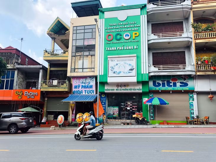 Nằm ở trung tâm thành phố, ngay sát chợ nhưng Trung tâm bán hàng OCOP của TP Uông Bí đang rơi vào tình trạng hoạt động cầm chừng.