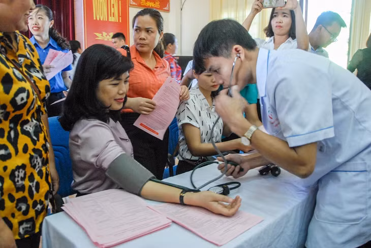 Đồng chí Nguyễn Thị Thu Hà, Bí thư Huyện ủy Đầm Hà, có mặt từ sớm tại buổi lễ để tham gia hiến máu tình nguyện.