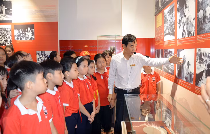 Học sinh Trường Tiểu học Lê Hồng Phong, TP Hạ Long tham quan Bảo tàng tỉnh.