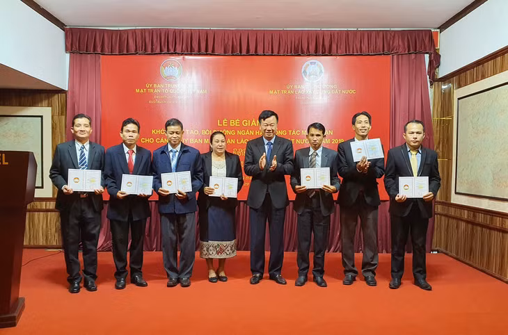 Đồng chí Nguyễn Văn Hưởng, Trưởng Ban Dân vận, Chủ tịch Ủy ban MTTQ tỉnh, trao giấy chứng nhận cho các học viên Lào.