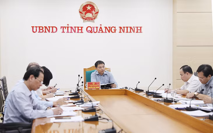 Chủ tịch UBND tỉnh Nguyễn Văn Thắng chỉ đạo tại cuộc họp.