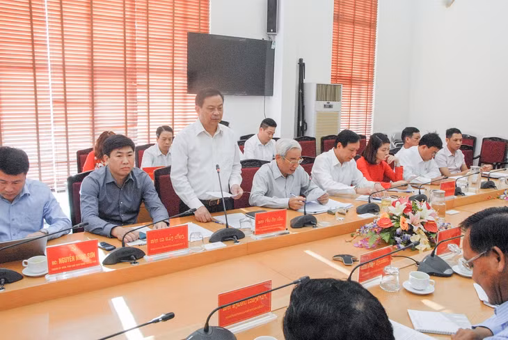 Đồng chí Trần Đức Lâm, Bí thư Thành ủy, Chủ tịch HĐND TP Hạ Long, phát biểu tại buổi tọa đàm.