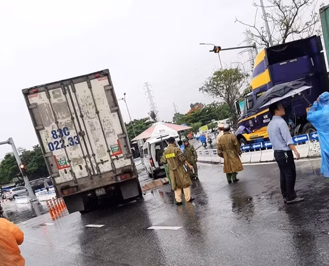 Lực lượng CSGT Công an quận Ngũ Hành Sơn khám nghiệm hiện trường và điều tiết giao thông sau vụ tai nạn vào sáng 10-10.