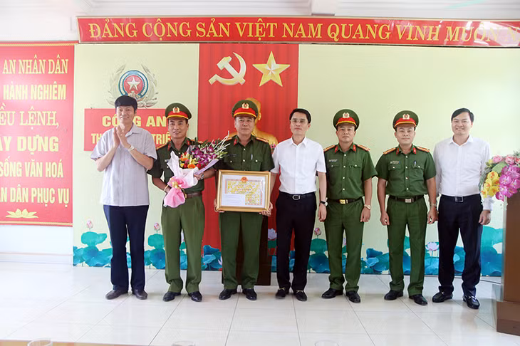 Đồng chí Phạm Văn Thành- Bí thư Thị ủy, Chủ tịch UBND thị xã khen thưởng tập thể cán bộ, chiến sĩ Công an thị xã Đông Triều với số tiền 20 triệu đồng 