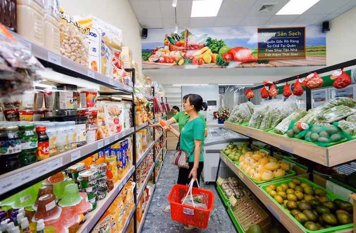 Khách tham quan, mua hàng tại cửa hàng Nông sản sạch (phường Hồng Hải, TP Hạ Long).
