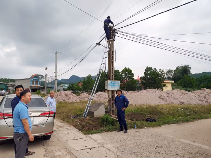 Công nhân Trung tâm Viễn thông khu vực 3(VNPT Quảng Ninh) thi công hệ thống Internet băng thông rộng và dịch vụ truyền hình MyTV vào Đồng Mỏ