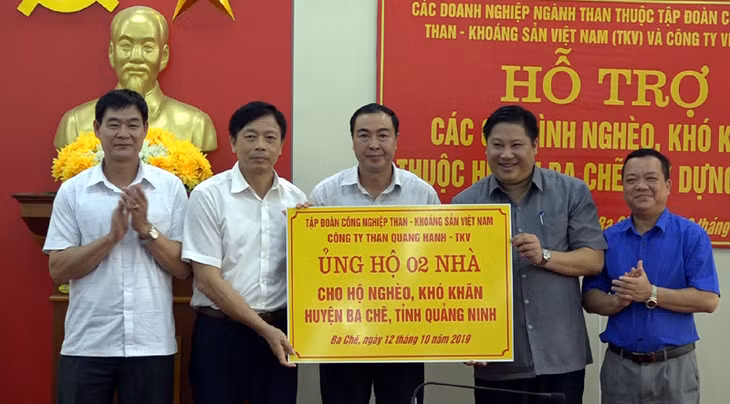 Các doanh nghiệp ngành than thuộc Tập đoàn Than - Khoáng sản Việt Nam trao tặng kinh phí hỗ trợ.
