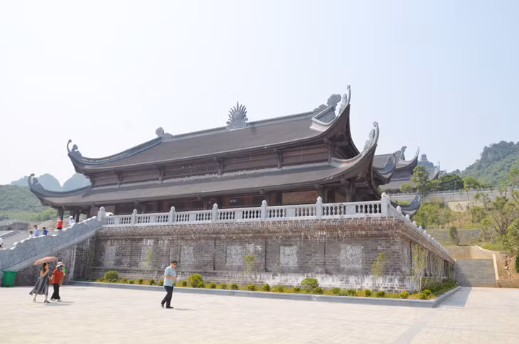 Phật tử hành hương lên chùa.