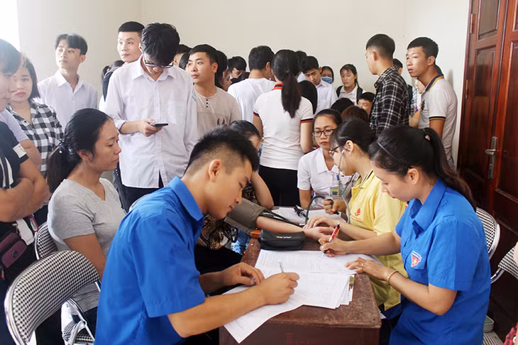 Đông đảo đoàn viên, thanh niên và nhân dân tham gia Ngày hội hiến máu tình nguyện.