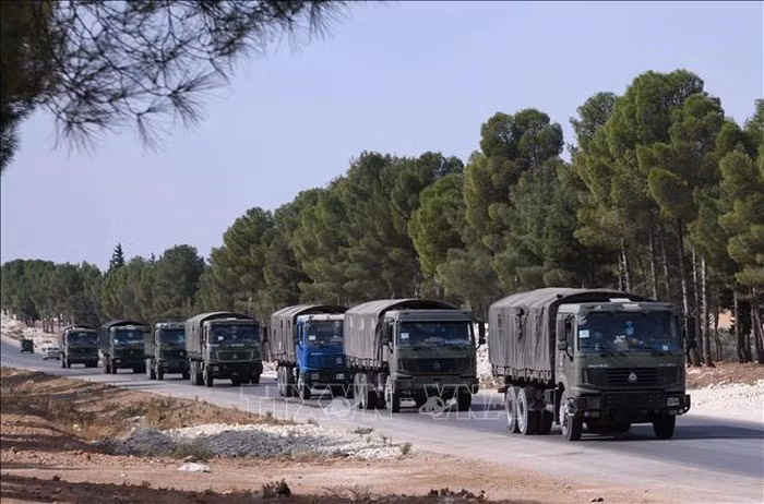 Xe quân sự quân đội Syria tại thành phố Manbij thuộc tỉnh miền Bắc Aleppo ngày 18/10/2019. Ảnh: THX/TTXVN