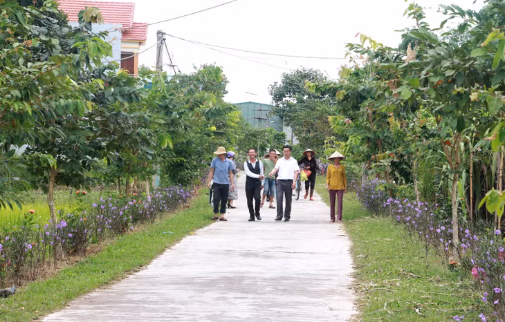 Đường giao thông thôn 1, xã Quảng Chính được người dân trồng hoa, cây bóng mát. Ảnh: Mạnh Trường