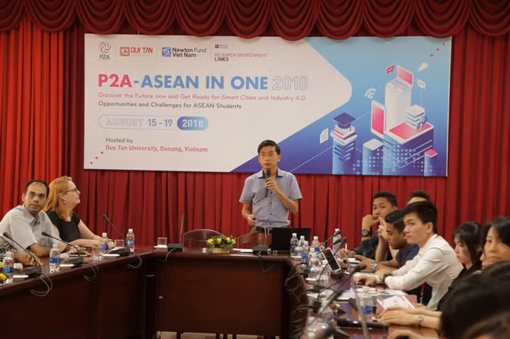 GS Dương Quang Trung làm chủ tọa tổ chức sự kiện cho các sinh viên ASEAN tham dự về smart cities và IoT, tháng 8 năm 2018.