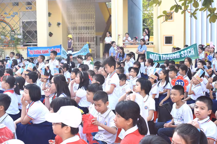 Học sinh Trường Tiểu học Lê Hồng Phong, phường Hồng Hải, TP Hạ Long tham gia chương trình ngoại khóa hưởng ứng phong trào 