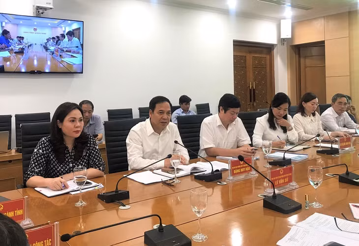 Đồng chí Đặng Huy Hậu, Ủy viên BTV Tỉnh ủy, Phó Chủ tịch thường trực UBND tỉnh chia sẻ kinh nghiệm thực hiện chương trình OCOP của Quảng Ninh.