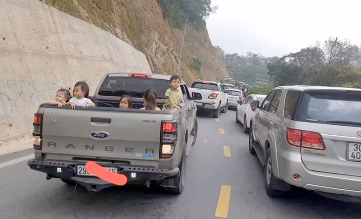 Hình ảnh chiếc xe bán tải chở 5 bé sau thùng xe trên đường lên Tam Đảo khiến nhiều cư dân mạng bức xúc. Ảnh: FB Nguyễn Mạnh Hùng