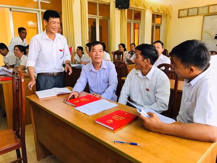 Đại biểu xã Dân Chủ thảo luận trước kỳ họp.