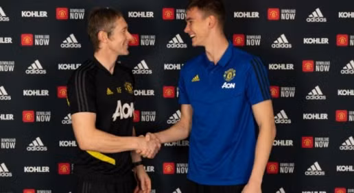 Matej Kovar rạng rỡ trong ngày kí hợp đồng mới với Man Utd.