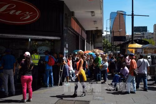 Người dân xếp hàng mua lương thực và đồ gia dụng tại siêu thị ở Caracas, Venezuela. Ảnh: AFP/TTXVN