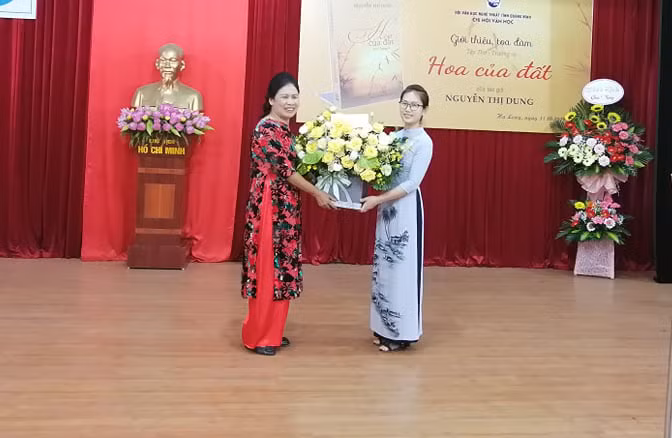 Lãnh đạo Hội VHNT Quảng Ninh tặng hoa chúc mừng tác giả có tập sách mới xuất bản.