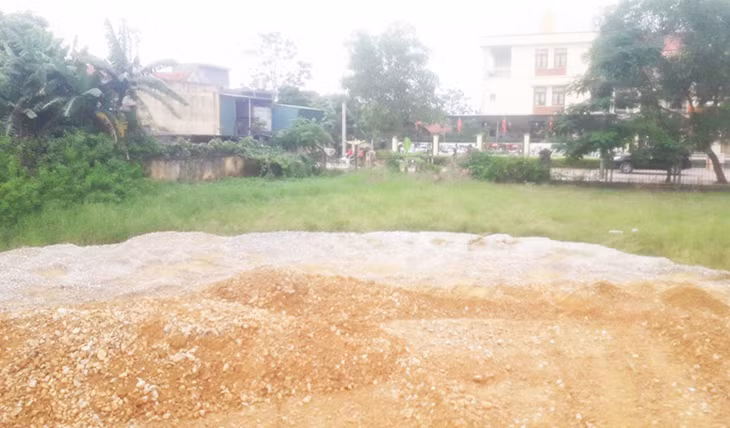 Điểm vui chơi khu Bùi Xá, phường Tân An thành nơi tập kết vật liệt xây dựng