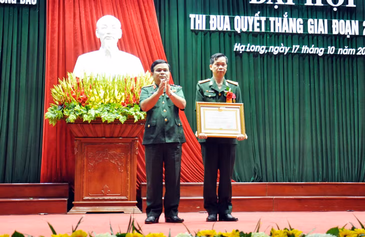 Thừa ủy quyền của Chủ tịch nước, Thượng tướng Lê Chiêm, Ủy viên Quân ủy Trung ương, Thứ trưởng Bộ Quốc Phòng trao tặng Huân chương lao động hạng Nhì của Chủ tịch nước cho Đại Tá Phương Kim Minh, Tổng Giám đốc Tổng Công ty Đông Bắc