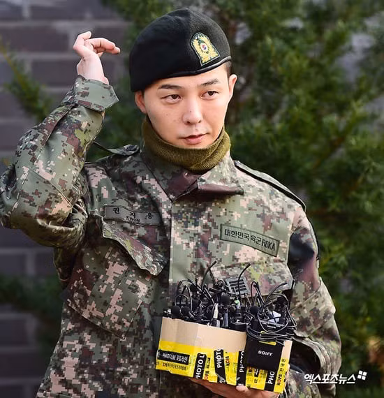 G-Dragon trong ngày xuất ngũ