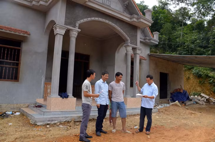 Cán bộ xã Đồn Đạc khảo sát tiêu chí hộ nghèo tại thôn Khe Vang tháng 10 năm 2019.