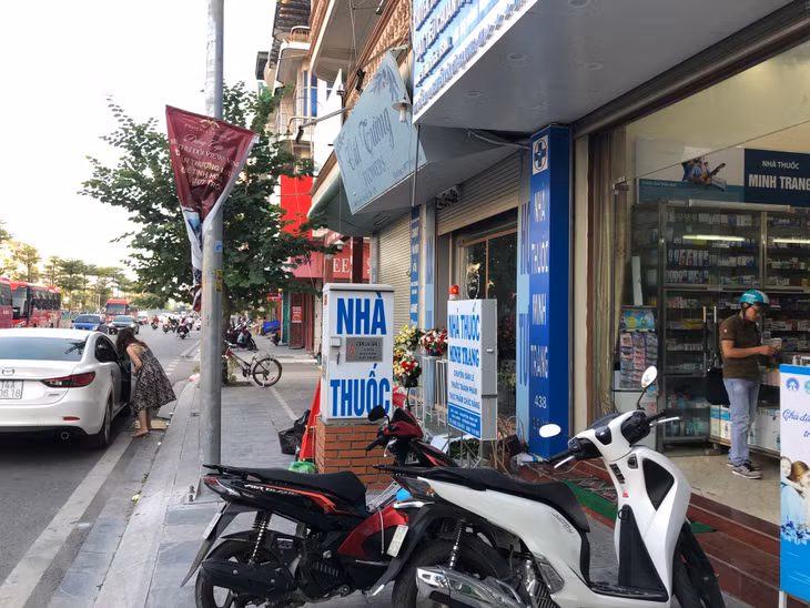 Nhà thuốc Minh Trang trên trục đường Nguyễn Văn Cừ cũng tận dụng hộp kỹ thuật điện để quảng cao cửa hàng