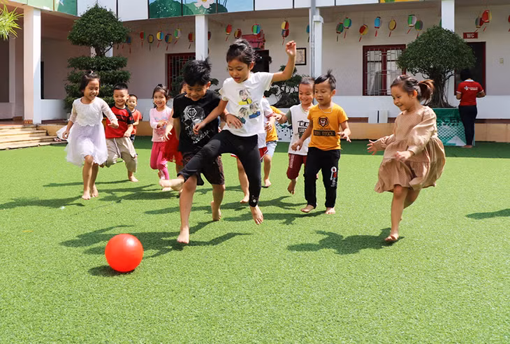 Đá bóng trên sân cỏ trong khuôn viên trường là niềm yêu thích của các cầu thủ nhí Trường mầm non Hoa Lan