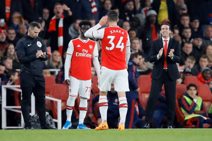Chửi CĐV Arsenal, Xhaka bị tước băng đội trưởng.