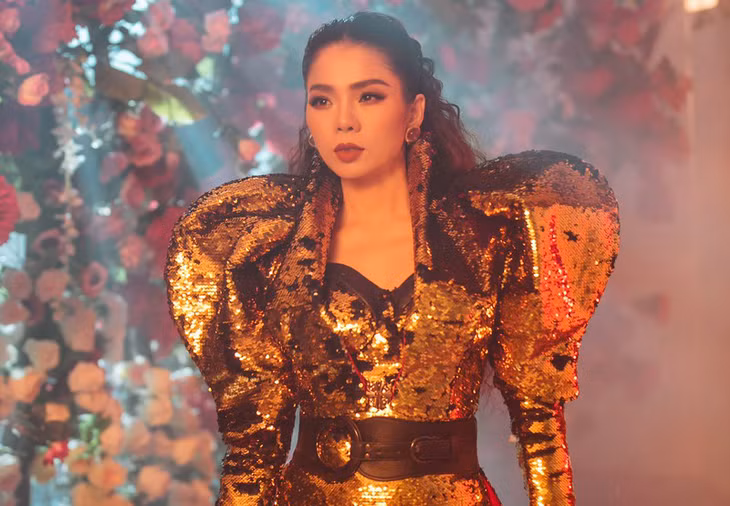 Trong teaser hơn 1 phút, một Lệ Quyên với hình ảnh khác lạ, quyền lực và cũng không kém phần quyến rũ trong hình tượng "Nữ hoàng".
