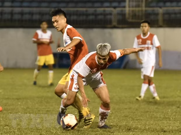 Cầu thủ hai đội U21 Hoàng Anh Gia Lai và U21 Hồng Lĩnh Hà Tĩnh tranh chấp bóng ở trận đấu sau lễ khai mạc. (Ảnh: Dư Toán/TTXVN)