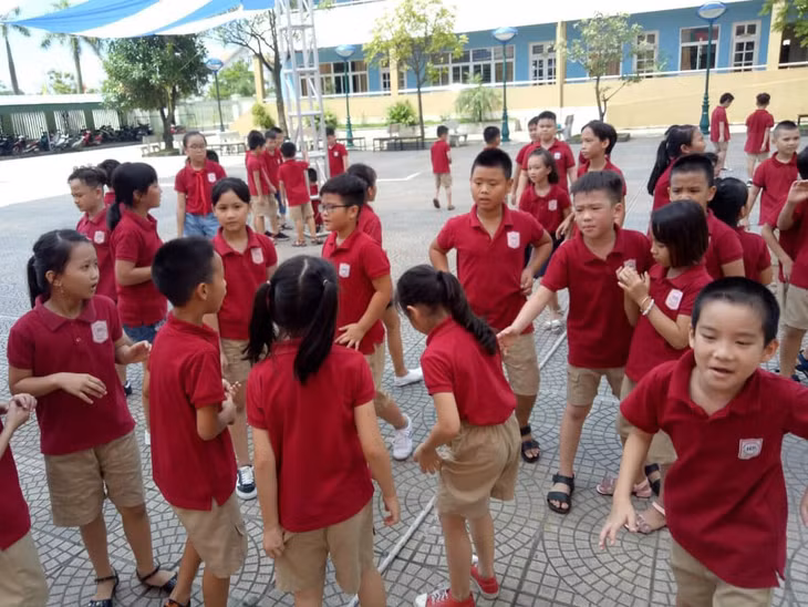Giờ ra chơi tại trường Đoàn Thị Điểm Hạ Long.