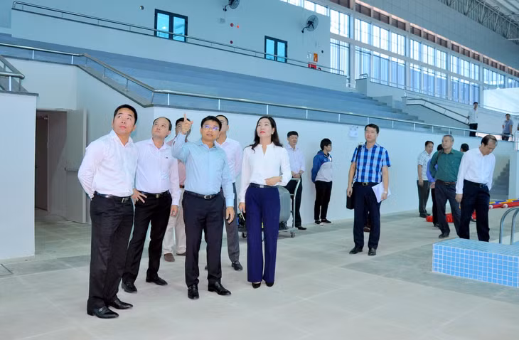 Chủ tịch UBND tỉnh Nguyễn Văn Thắng phân tích một số điểm bất cập của công trình bể bơi, bể nhảy cầu trong nhà thuộc Trung tâm.